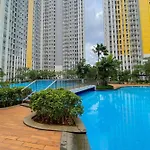 Comfy Studio Springlake Summarecon Bekasi Apartment By Travelio