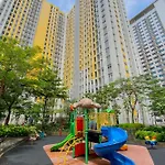 Comfy Studio Springlake Summarecon Bekasi Apartment By Travelio